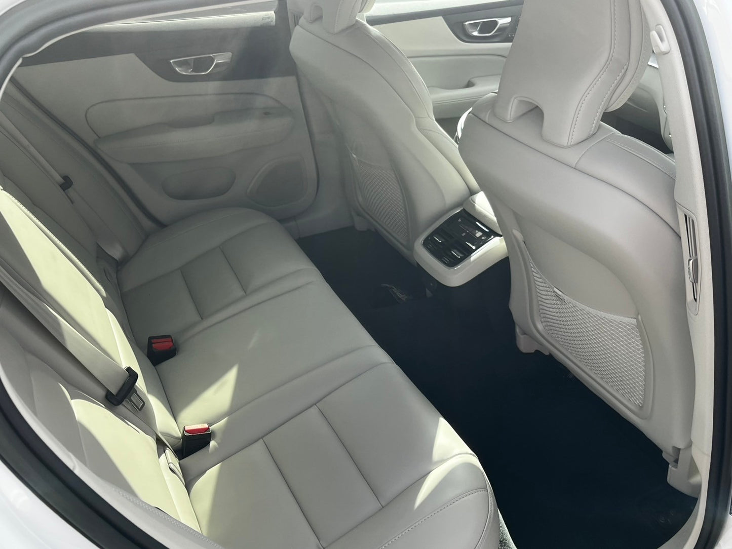 ボルボ V60 B4モメンタム