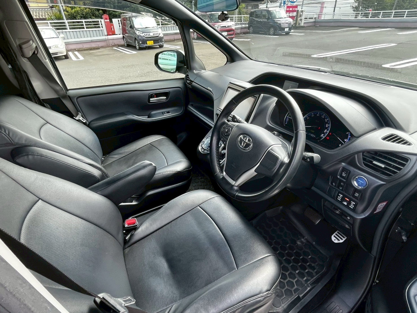 トヨタ ヴォクシー ZS (ハイブリッド)